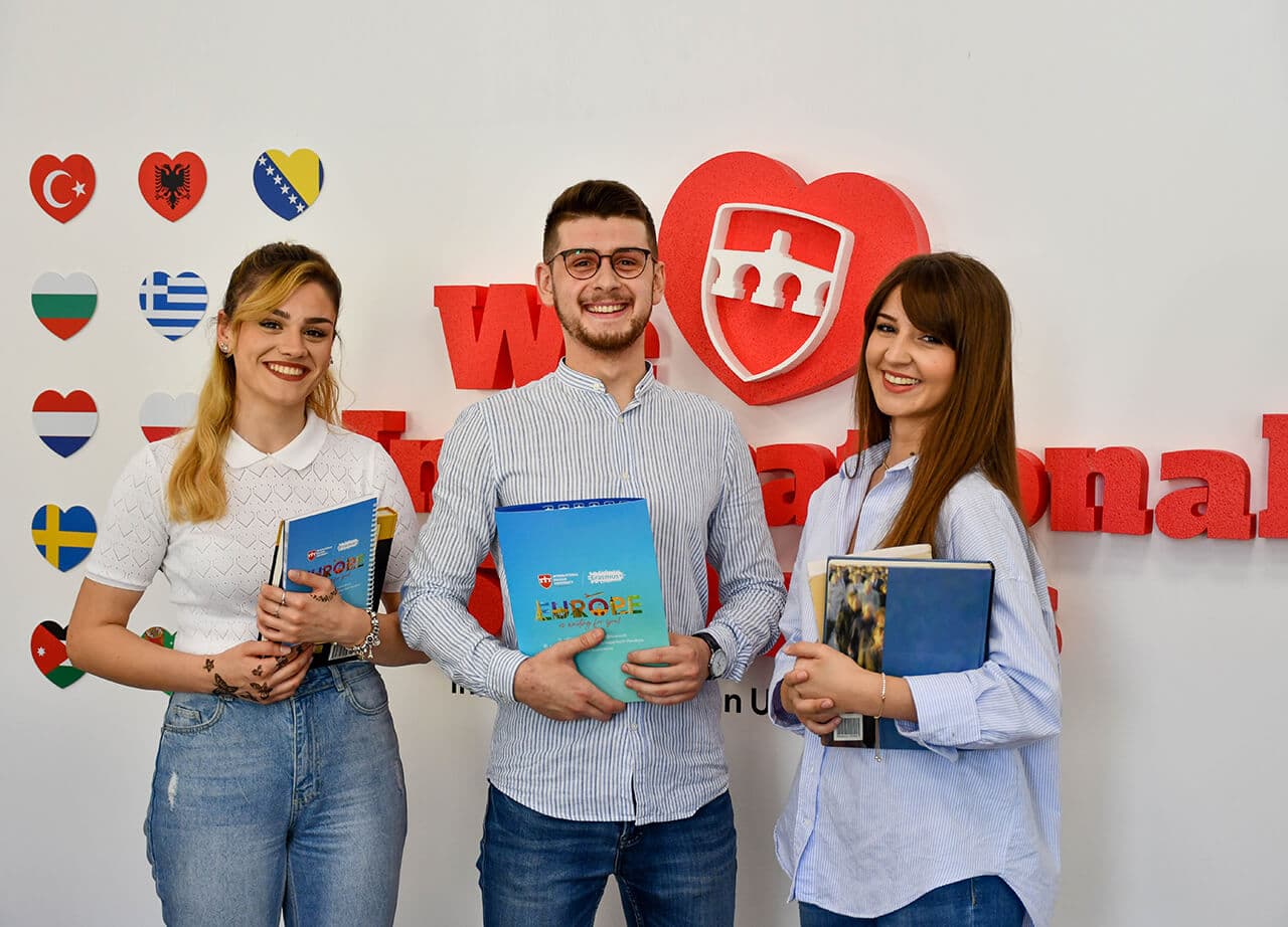 Uluslararası Balkan Üniversitesi öğrencileri