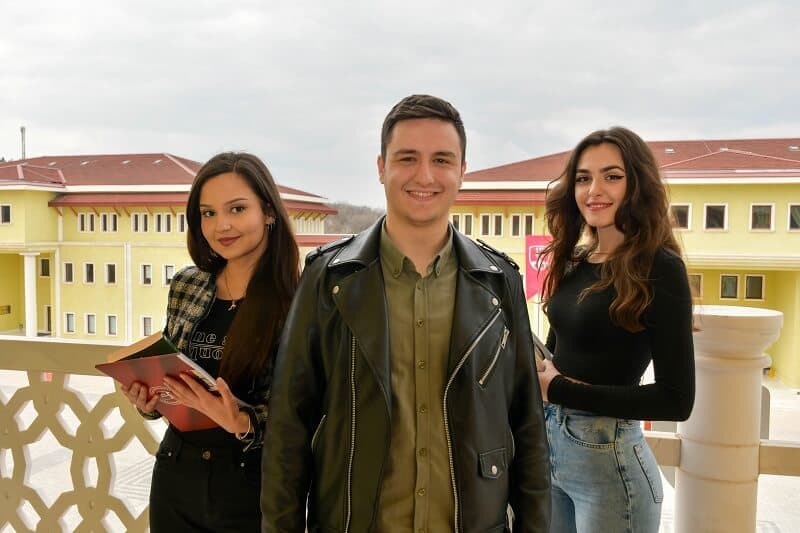 Kampüs balkonda öğrenciler