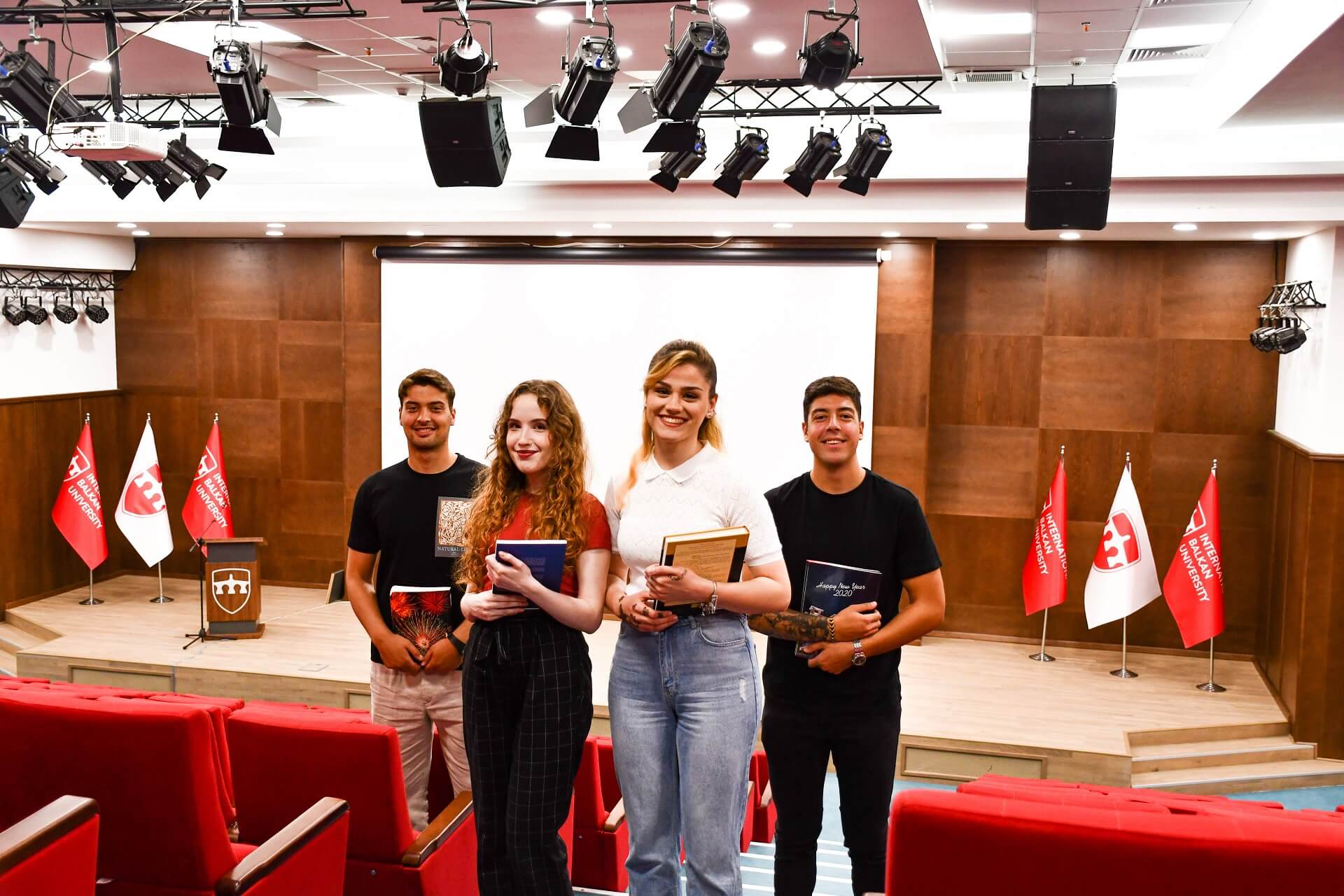 Öğrenciler sahne etkinliğinde