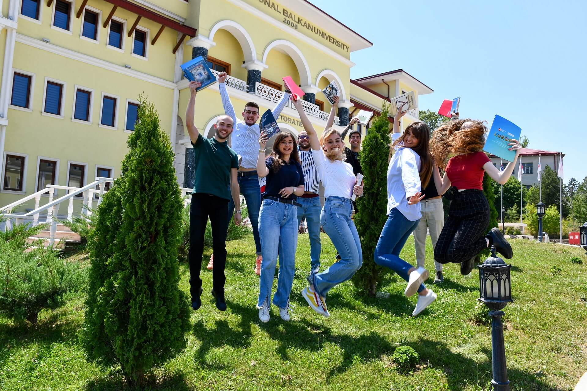 Üniversite bahçesinde öğrenciler